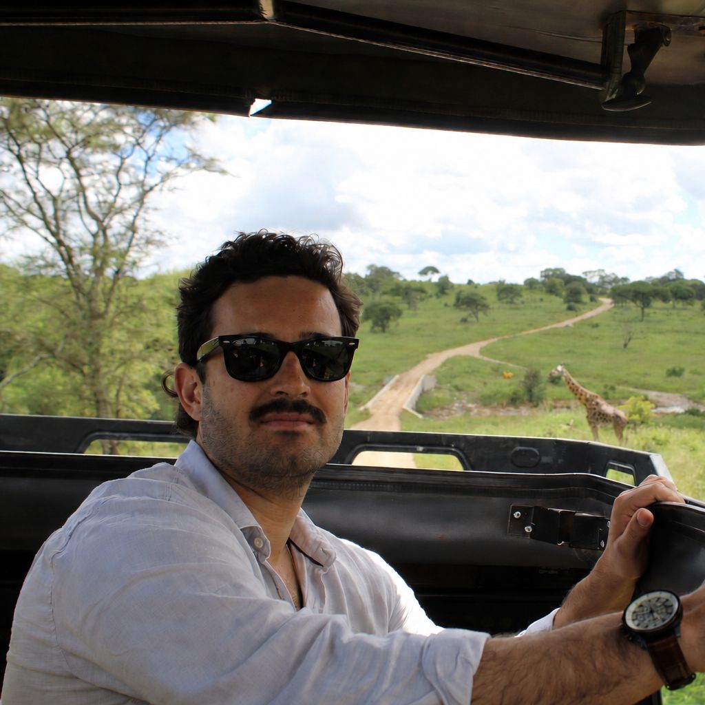 Safari en jeep 4x4 con jirafa de fondo en Tanzania