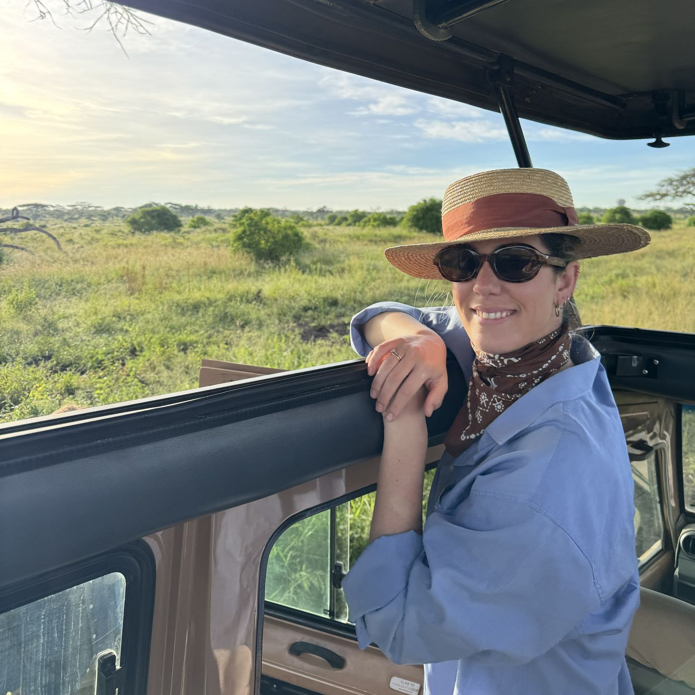 Viajera con sombrero en un safari por Tanzania